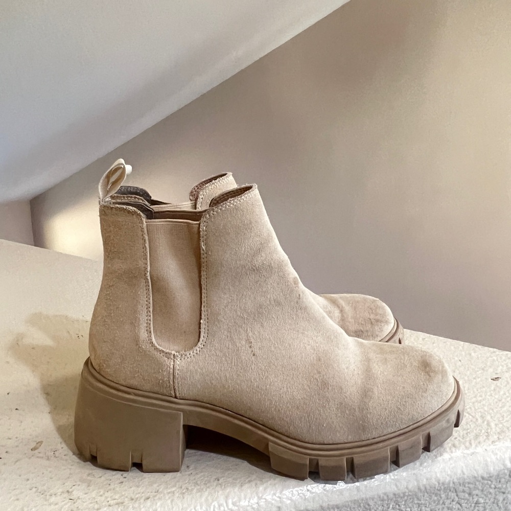 Steve Madden Women’s 8 Howler Chelsea Boot Sand Suede Lug Sole Chunky